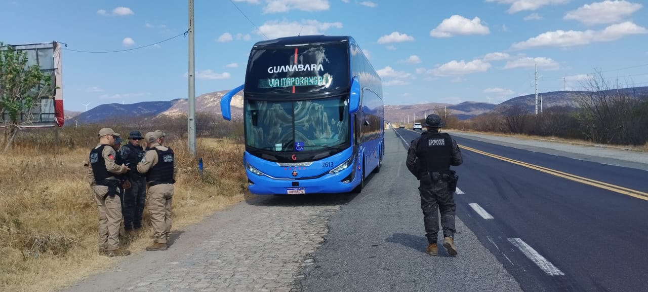 Viatura e equipe da Polícia Militar durante patrulhamento na BR-230 em Santa Luzia