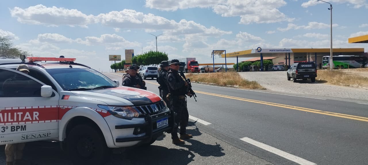 Policiais militares vistoriam bagagem durante abordagem na BR-230 em Santa Luzia