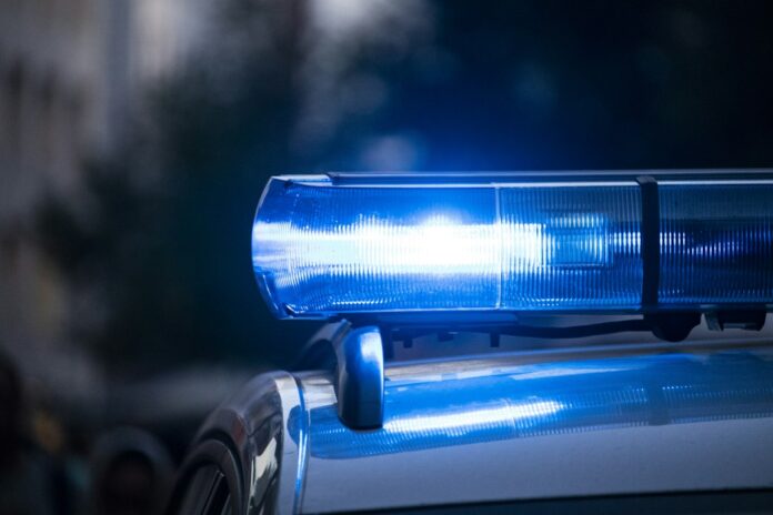 Viatura policial com giroflex ligado, ilustrando condução de eleitor em Santa Luzia-PB