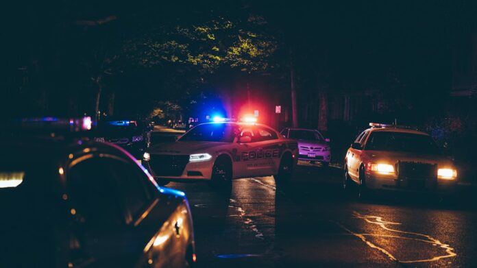 Viaturas policiais com luzes acesas, ilustrando apreensão de material de campanha em Desterro-PB